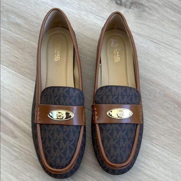 Michael Michael Kors Brown Flats and Loafers with Elegant Design NWOB - Picture 1 of 7
